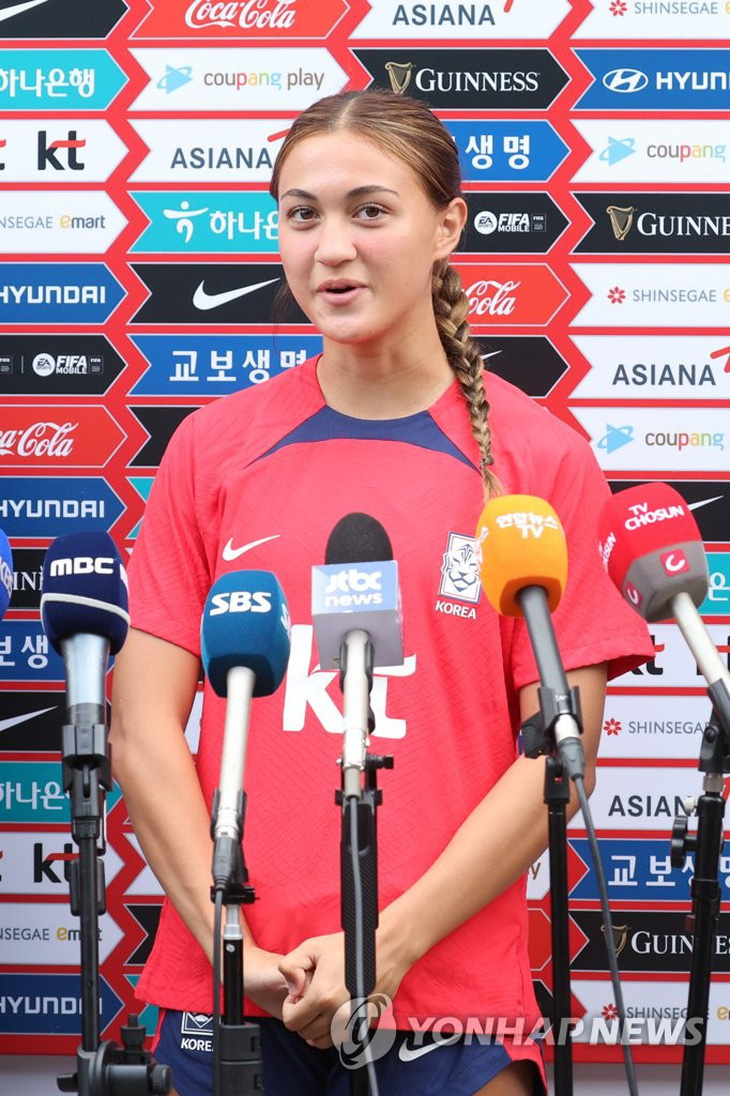 Casey Phair trả lời phỏng vấn báo chí trong thời gian tập luyện cùng tuyển Hàn Quốc chuẩn bị cho World Cup nữ 2023 - Ảnh: YONHAP