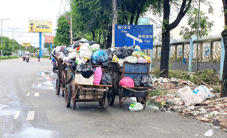 Điểm tập kết rác trên đường 30-4, gần Bệnh viện Y học cổ truyền thành phố Cần Thơ (quận Ninh Kiều) - Ảnh: LÊ DÂN