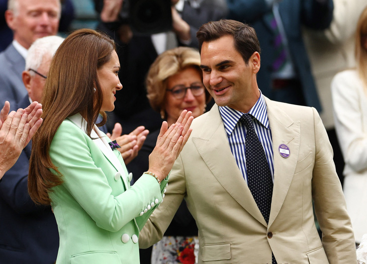Sau đó, cựu tay vợt người Thụy Sĩ tiến đến gặp Công nương Kate Middleton - Ảnh: REUTERS