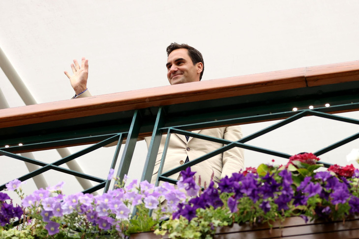 Roger Federer xuất hiện tại Centre Court trong ngày thi đấu thứ hai của Wimbledon - Ảnh: GETTY