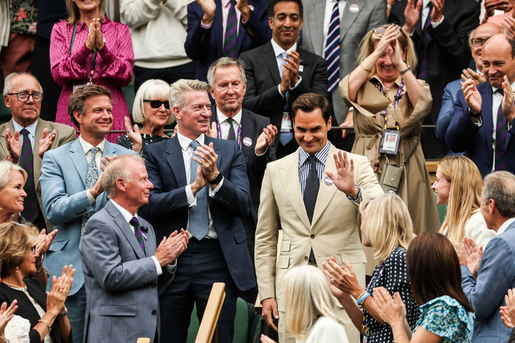 Anh vinh dự được bố trí chỗ ngồi ở khu vực Hoàng gia. Khi tiến ra khán đài, Roger Federer nhận được tràng vỗ tay vinh danh từ các khán giả - Ảnh: GETTY