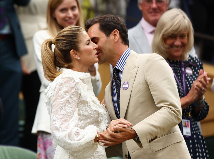 Vợ chồng Roger Federer trao cho nhau nụ hôn trên khán đài - Ảnh: REUTERS
