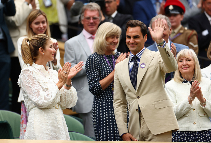 Vợ của Roger Federer là Mirka có mặt sẵn ở khu vực Hoàng gia để đón chồng - Ảnh: REUTERS