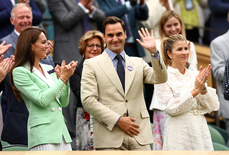Roger Federer được bố trí ngồi kế bên Công nương Kate Middleton. Anh liên tục vẫy tay chào khán giả khi nhận được những tràng vỗ tay từ họ - Ảnh: REUTERS