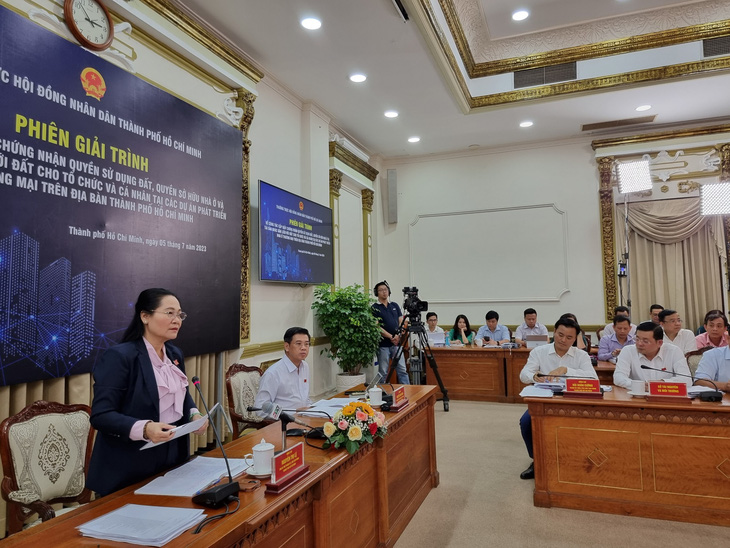 Chủ tịch HĐND TP Nguyễn Thị Lệ đề nghị UBND TP tập trung các giải pháp tháo gỡ vướng mắc tại các dự án nhà ở thương mại để cấp sổ hổng cho dân - Ảnh: ÁI NHÂN