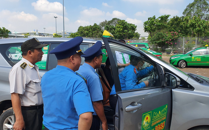 Thanh tra giao thông kiểm tra taxi khu vực sân bay Tân Sơn Nhất