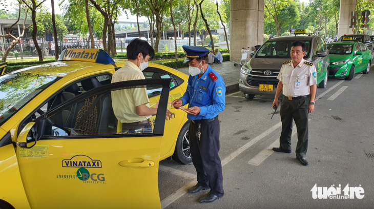 Thanh tra Sở Giao thông vận tải TP.HCM kiểm tra đột xuất các hãng taxi tại sân bay Tân Sơn Nhất - Ảnh: MINH HÒA