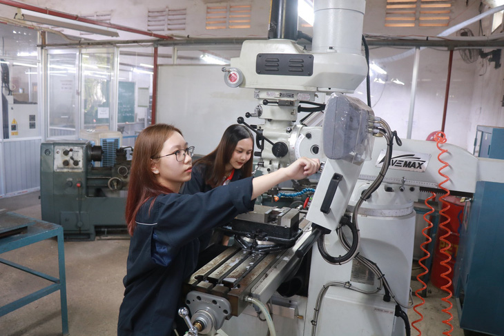 Sinh viên ngành cơ khí chế tạo máy Trường đại học Công Thương TP.HCM đang thực tập tại xưởng máy của trường - Ảnh: VĂN VŨ