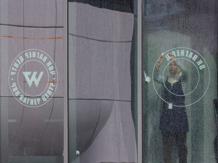 Logo Wagner được gỡ bỏ khỏi một văn phòng của tập đoàn này ở thành phố St. Petersburg ngày 1-7 - Ảnh: REUTERS