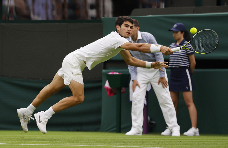 Carlos Alcaraz có chiến thắng dễ dàng ngày ra quân Wimbledon - Ảnh: REUTERS