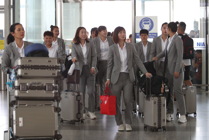Từ 9h sáng, các cô gái tuyển Việt Nam đã xuất hiện tại sân bay Nội Bài với trang phục vest đầy lịch lãm - Ảnh: LÊ ĐỨC