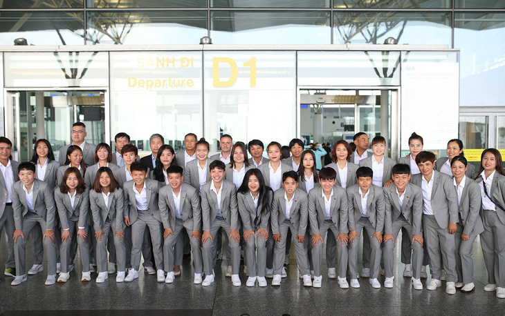 Đội tuyển nữ Việt Nam chụp ảnh tập thể tại sân bay Nội Bài - Ảnh: ĐỨC KHUÊ