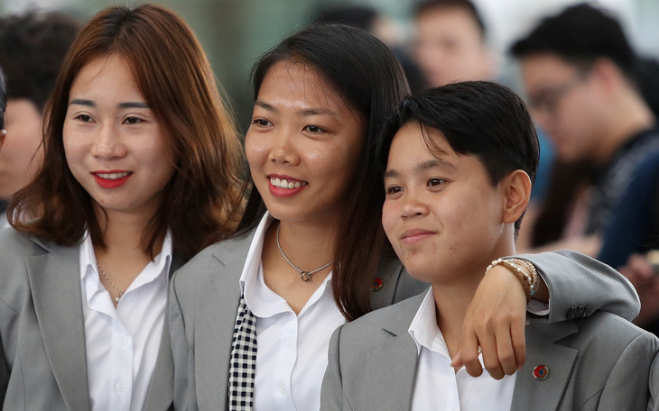 Thanh Nhã, Huỳnh Như mặc vest lịch lãm, lên đường dự World Cup