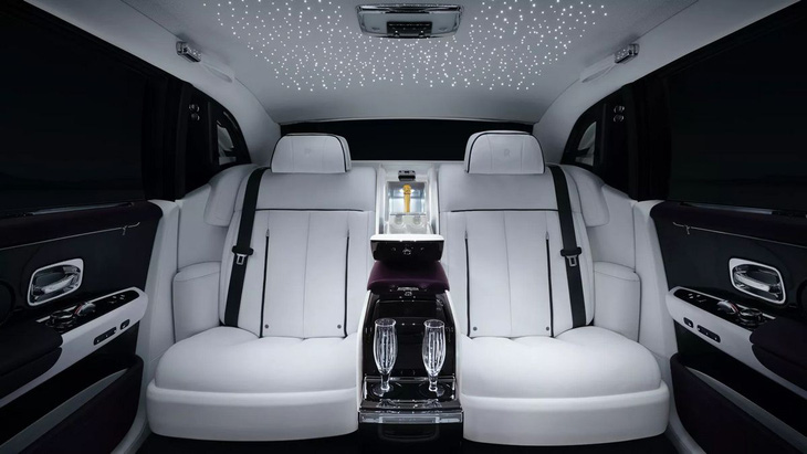 Tài xế Rolls-Royce không chỉ chăm sóc những người ngồi trong xe, mà cả những ly rượu của họ - Ảnh: Rolls-Royce