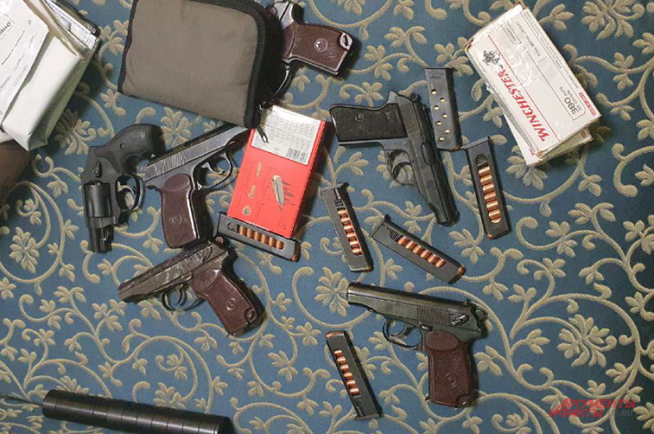 Rất nhiều súng cũng được tìm thấy trong nhà ông trùm Wagner - Ảnh: AIF