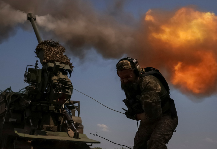 Quân nhân Ukraine thuộc Lữ đoàn bộ binh cơ giới số 57 Kost Hordiienko bắn pháo tự hành 2S22 Bohdana về phía quân đội Nga tại một vị trí gần thành phố Bakhmut ở vùng Donetsk, Ukraine ngày 5-7 - Ảnh: REUTERS
