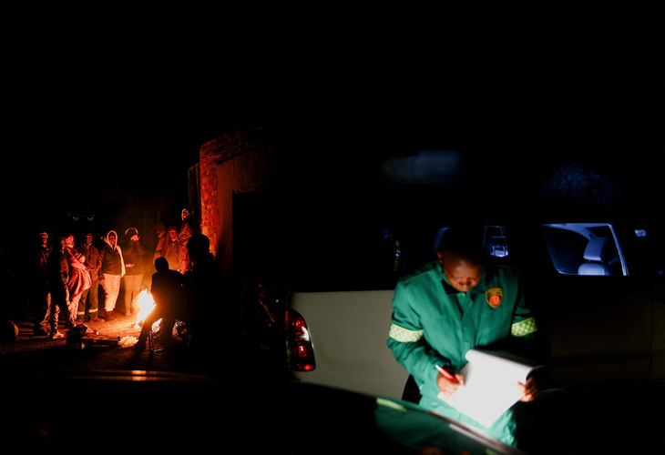 Đội ngũ cứu hộ và nhân viên y tế làm việc xuyên đêm tại hiện trường nơi có 24 người thiệt mạng do rò khí gas ở Nam Phi - Ảnh: REUTERS