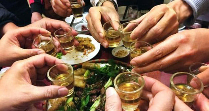 Uống rượu không cần ăn cơm dễ hại gan, sinh mỡ - Ảnh: BSCC
