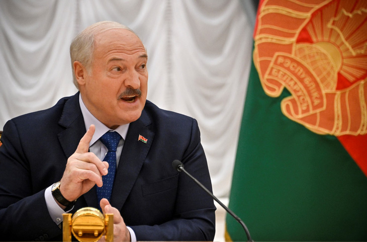 Tổng thống Belarus Alexander Lukashenko trả lời báo chí ngày 6-7 - Ảnh: AFP