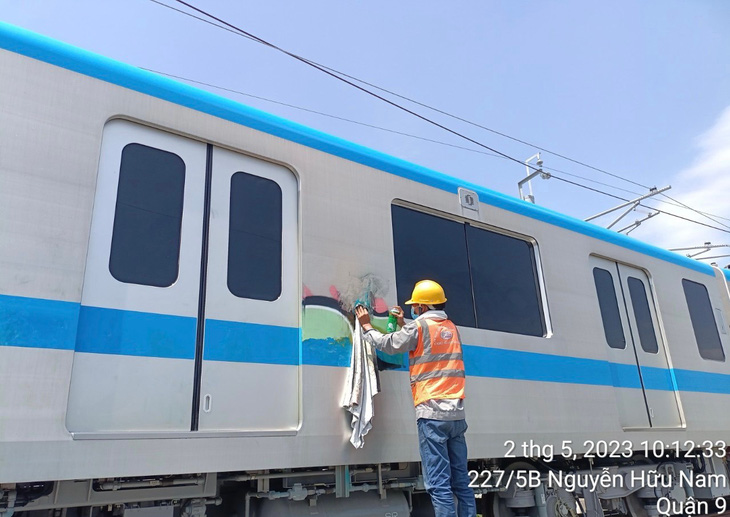 Đoàn tàu metro số 1 bị vẽ bậy được các nhân viên của nhà thầu làm sạch hôm 2-5 - Ảnh: Ban quản lý đường sắt đô thị TP.HCM