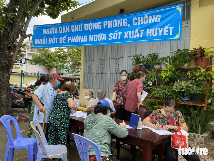 Điểm sinh hoạt văn hóa khu phố 6, phường 25, quận Bình Thạnh (TP.HCM) treo băng rôn tuyên truyền người dân chủ động phòng, chống sốt xuất huyết - Ảnh: X.MAI