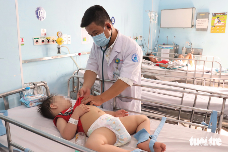 Trẻ mắc bệnh tay chân miệng độ nặng từng điều trị tại Bệnh viện Nhi đồng 1 (TP.HCM) - Ảnh: X.MAI 