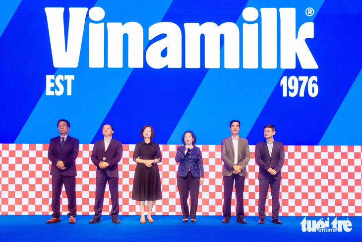 Bà Mai Kiều Liên (giữa) cùng dàn lãnh đạo Vinamilk chia sẻ về tầm nhìn, định vị của Vinamilk với bộ nhận diện thương hiệu mới - Ảnh: QUANG ĐỊNH