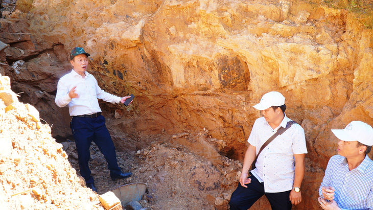 Ông Phan Quý Phương (bìa trái), phó chủ tịch UBND tỉnh Thừa Thiên Huế, kiểm tra việc đào vàng trái phép ở khu vực xã Hồng Thủy, huyện A Lưới - Ảnh: NGỌC MINH