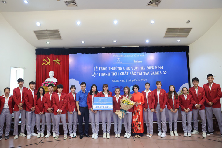 Tuyển điền kinh Việt Nam nhận trao thưởng từ Quỹ hỗ trợ tài năng trẻ Việt Nam - Ảnh: BTC