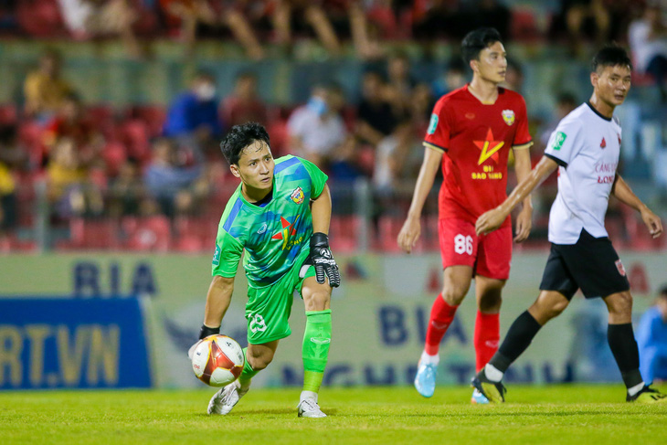 Thủ môn Dương Tùng Lâm có lần ra sân đầu tiên sau 2 năm vắng bóng tại các sân chơi chuyên nghiệp - Ảnh: NGUYỄN THỦY