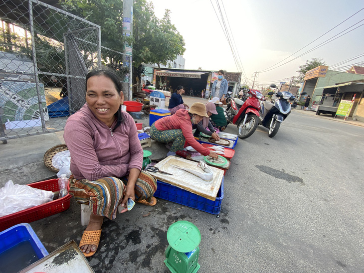 Phụ nữ ở xã Bình Minh vui vẻ ra chợ buôn bán cá, trong khi đàn ông tiếp tục đi biển để cuộc sống đổi thay, khấm khá hơn - Ảnh: B.D.