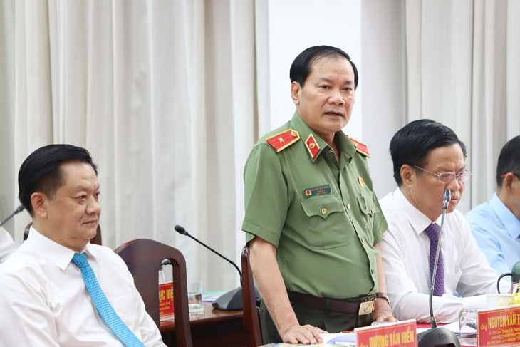 Thiếu tướng Nguyễn Văn Thuận trả lời chất vấn của đại biểu HĐND TP Cần Thơ chiều 6-7 - Ảnh: CHÍ QUỐC 