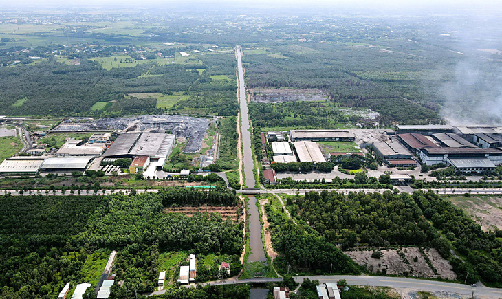 Nhà máy xử lý rác của Công ty cổ phần VietStar (trái) và Công ty cổ phần đầu tư phát triển Tâm Sinh Nghĩa tại Khu liên hợp xử lý chất thải rắn Tây Bắc, huyện Củ Chi - Ảnh: LÊ PHAN