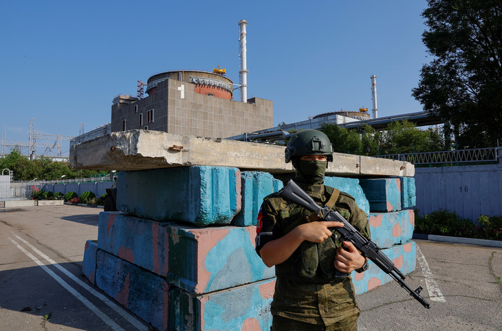 Lính Nga tại một điểm kiểm soát gần nhà máy điện hạt nhân Zaporizhzhia. Ảnh chụp ngày 15-6 vừa qua - Ảnh: REUTERS