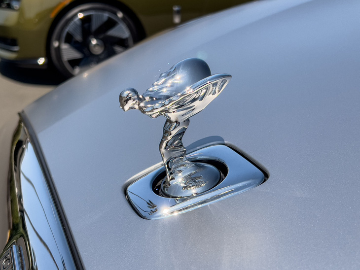 Rolls-Royce sẽ không vui nếu thấy biểu tượng chúc xuống đất - Ảnh: Ars Technica