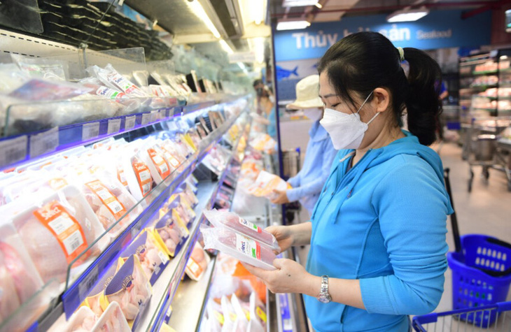 Người tiêu dùng mua cá thác lác đã sơ chế tại Co.opmart Rạch Miễu, quận Phú Nhuận, TP.HCM - Ảnh: QUANG ĐỊNH