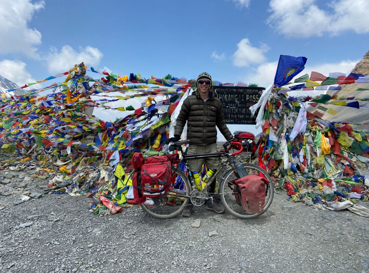 Swanson đạp xe qua 20 nước, bao gồm Nepal - Ảnh: ADAM SWANSON