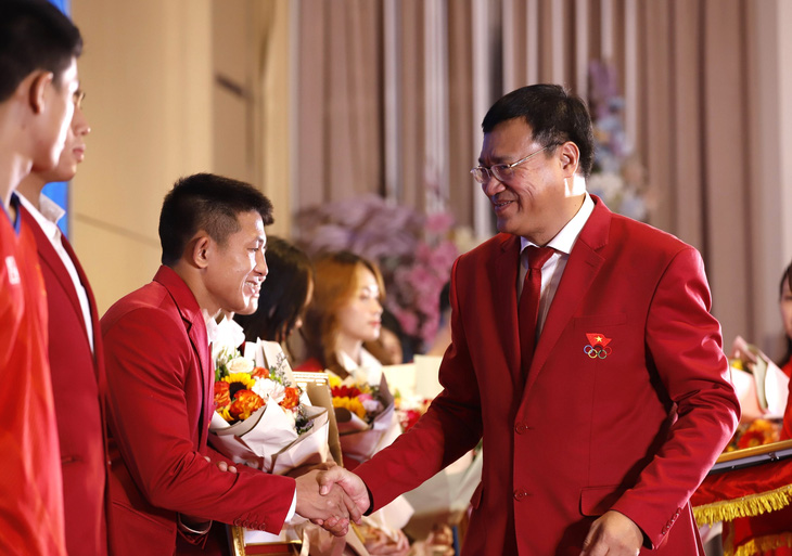 Ông Đặng Hà Việt chúc mừng các VĐV giành thành tích tại SEA Games 32 - Ảnh: QUÝ LƯỢNG