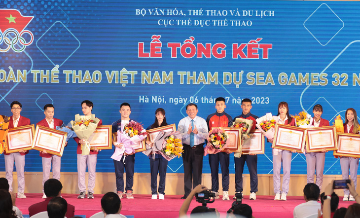 Các VĐV nhận bằng khen của Thủ tướng Chính phủ từ Bộ trưởng Nguyễn Văn Hùng - Ảnh: QUÝ LƯỢNG