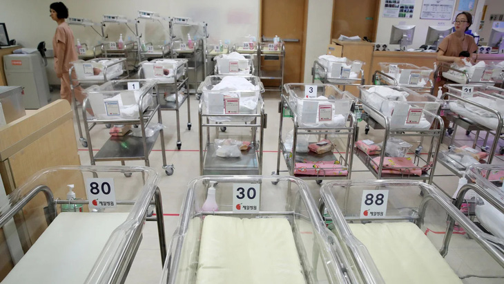 Phòng sơ sinh &quot;vắng khách&quot; tại một bệnh viện ở thủ đô Seoul, Hàn Quốc từ những năm 2017 - Ảnh: CNN