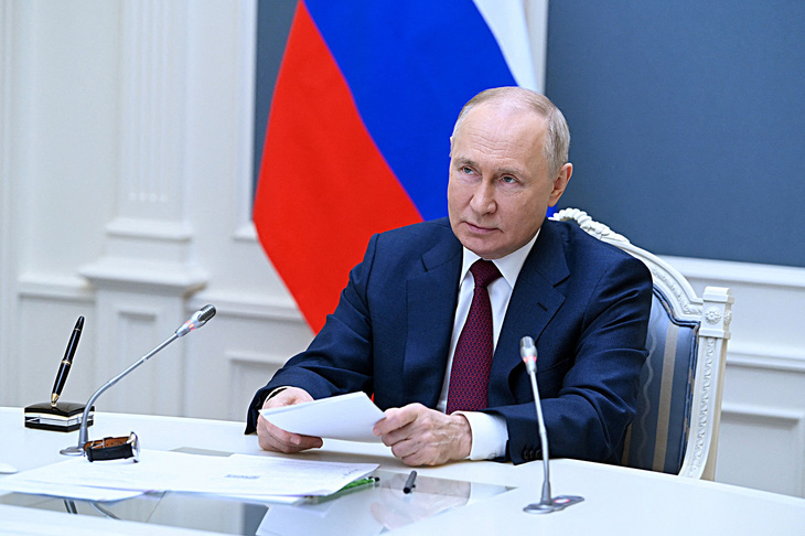 Tổng thống Nga Vladimir Putin dự Hội nghị thượng đỉnh các nhà lãnh đạo khối SCO qua kết nối trực tuyến từ Điện Kremlin tại Matxcơva (Nga) vào ngày 4-7 - Ảnh: Reuters