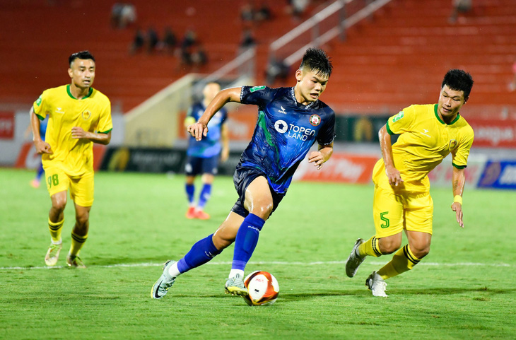 CLB Topenland Bình Định (áo xanh) trong trận thắng Quảng Nam ở vòng 1/8 Cúp quốc gia 2023 - Ảnh: DŨNG NGUYỄN