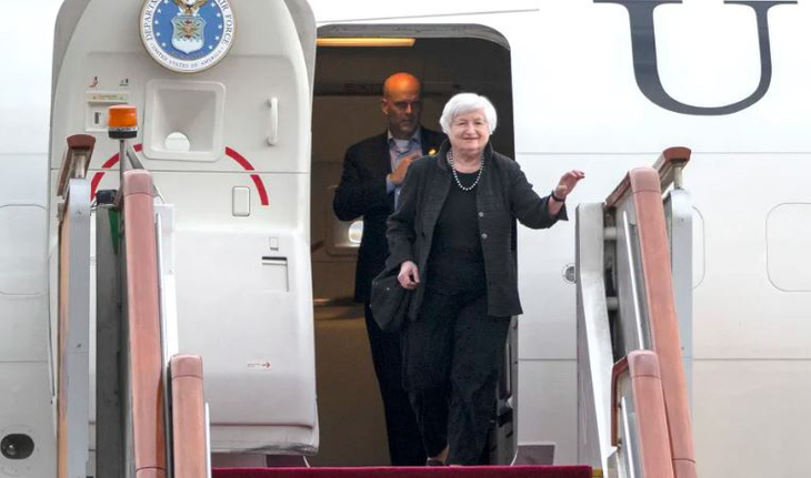 Bộ trưởng Tài chính Mỹ Janet Yellen đến sân bay quốc tế Bắc Kinh, Trung Quốc ngày 6-7 - Ảnh: AP