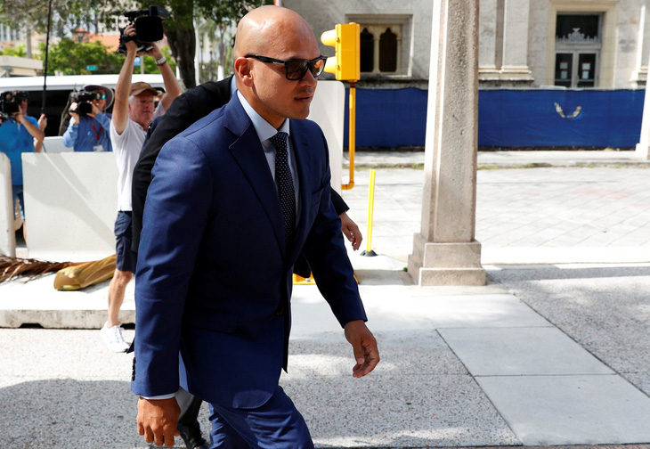 Ông Walt Nauta, trợ lý riêng của cựu tổng thống Mỹ Donald Trump, đến tòa nhà tư pháp liên bang James Lawrence King ở Miami, ngày 6-7 - Ảnh: REUTERS