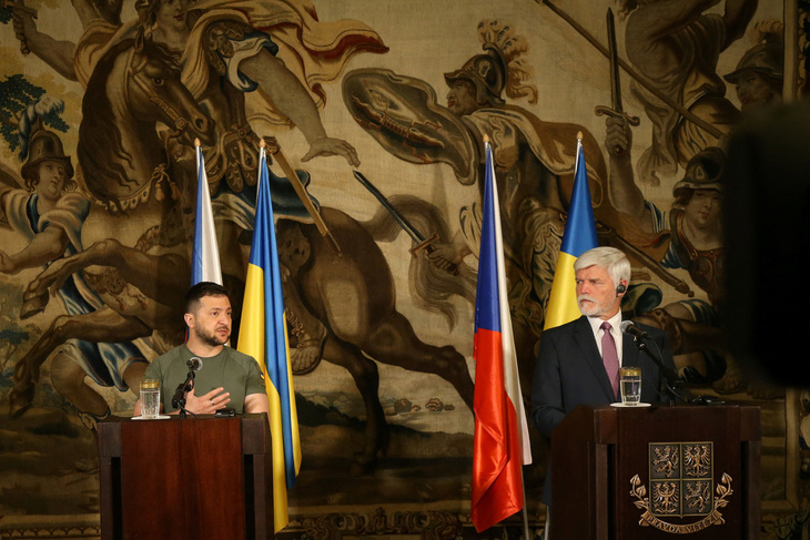 Tổng thống Ukraine Volodymyr Zelensky (trái) và Tổng thống Cộng hòa Czech Petr Pavel trả lời họp báo tại Prague, Cộng hòa Czech, ngày 6-7 - Ảnh: REUTERS