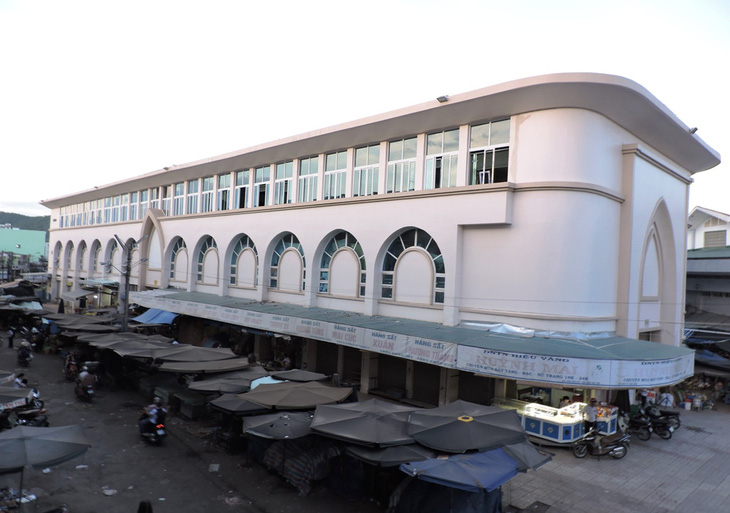 Chợ Đầm mới (còn gọi chợ Đầm vuông) của Công ty CP Sông Đà Nha Trang xây ốp sát sau chợ Đầm tròn Nha Trang (Khánh Hòa) - Ảnh: PHAN SÔNG NGÂN