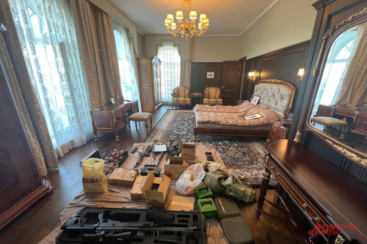 Rất nhiều tiền và các loại vũ khí được tìm thấy trong phòng ngủ của ông Prigozhin - Ảnh: AIF