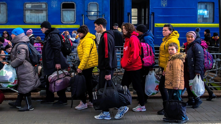 Những người tị nạn Ukraine tìm đường rời khỏi ga tàu Lviv ngày 24-3-2022 - Ảnh: GETTY IMAGES