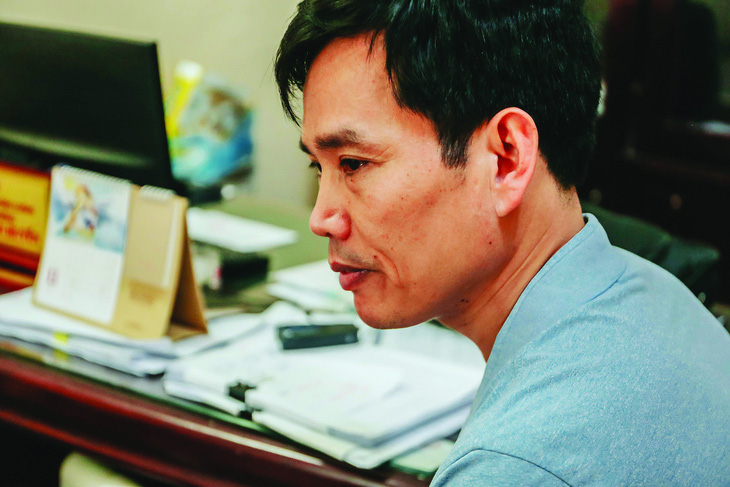 Thầy hiệu trưởng Lường Văn Huyển (THCS Lóng Luông) buồn bã khi nói đến tình trạng bỏ học vì tảo hôn - Ảnh: Phương Lê.