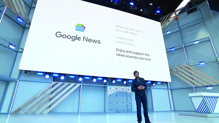 Đại diện Google trình bày về cải tiến của Google News tại sự kiện I/O năm 2018. Một nghiên cứu uớc tính doanh thu từ quảng cáo kỹ thuật số trên nội dung tin tức của Google trong năm 2017 bằng cả ngành báo Hoa Kỳ. Ảnh: AndroidAuthority